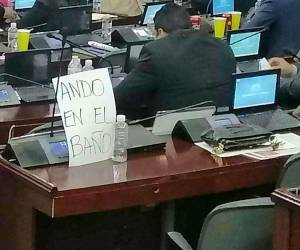 La diputada del Partido Nacional, Patricia Figueroa, dejó en su curul un rótulo para informar que se ausentó momentáneamente al baño para que no fuese usurpado.