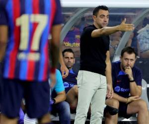 El entrenador Xavier “Xavi” Hernández Creus de Barcelona hace gestos a sus jugadores durante un partido.