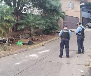 Escena del crimen en la calle principal de la colonia La Esperanza, donde un hombre fue hallado sin vida con múltiples impactos de bala.