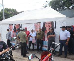 Al interior de esta carpa, Jorge Aldana ha permanecido desde hace tres días exigiendo a las autoridades del Consejo Nacional Electoral (CNE) que se revise acta por acta.