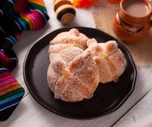 Con su forma redonda y sus decoraciones características están asociadas con el simbolismo de la vida y la muerte, el Pan de Muerto es una receta tradicional mexicana que se puede preparar en estos días lluviosos.