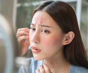 La piel, como cualquier otro órgano, se renueva de manera natural cada pocas semanas. Sin embargo, ese proceso se ralentiza con el paso del tiempo, el estrés o la falta de hidratación, es por eso que la exfoliación actúa como un reinicio cutáneo.