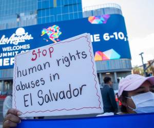 Ciudadanos salvadoreños se reúnen frente al Centro de Convenciones de Los Ángeles para protestar contra el presidente de El Salvador, Nayib Bukele.