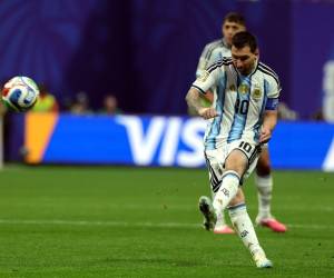 Pocas jugadas generan tanta expectativa como un penal ejecutado por Lionel Messi. En los octavos de final del Mundial 2026, el capitán argentino volvió a asumir la responsabilidad desde los once pasos, pero esta vez el desenlace no fue el esperado por la Albiceleste.