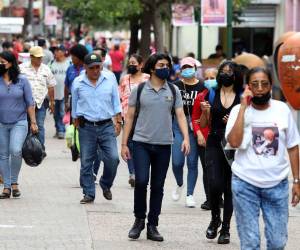 Ante una nueva ola de casos de covid-19, la posibilidad de la eliminación del uso obligatorio de las mascarillas se desvanece durante las celebraciones dicembrinas.