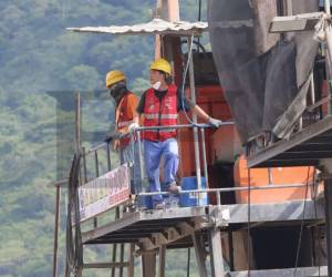 No obstante, tras una verificación posterior en el sistema migratorio, las autoridades identificaron que el documento de viaje registrado correspondía a pasaporte oficial.