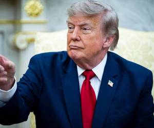 Donald Trump firma nueva orden que impone un arancel del 50 % a las importaciones de Canadá.