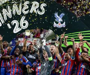 Los jugadores del Crystal Palace levantan el trofeo de la Conference League.
