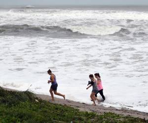 Las lluvias asociadas al sistema podrían comenzar a afectar a las Antillas Menores entre el sábado y el domingo.