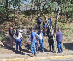 Autoridades policiales y personal forense realizaron el levantamiento del cuerpo hallado en la colonia Kennedy de Tegucigalpa.