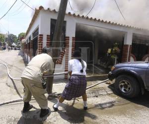 Con el uniforme puesto y dominada por la angustia, una menor llegó desde el colegio hasta la colonia Montefresco y, al ver que las llamas consumían la vivienda de su familia, decidió integrarse a las labores de emergencia jalando mangueras junto al Cuerpo de Bomberos en un intento desesperado por salvar el hogar de su abuelo. Aquí las imágenes de la conmovedora y valiente acción.