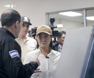 Fujimori, cuya visita responde a una invitación de Bukele, recibió de parte del ministro de Justicia y Seguridad salvadoreño, GustavoVillatoro, un documento con información del proyecto de seguridad pública de El Salvador, modelo Bukele.