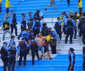 La Policía se enfrentó con los aficionados en el sector de sol del estadio Olímpico.
