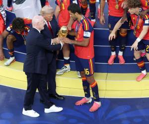 Los jugadores celebraron y bailaron en el escenario del estadio junto al rey Felipe VI, la reina Leticia, la princesa Leonor y la infanta Sofía