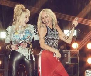 Miley Cyrus contó en el Hollywood Bowl que Dolly Parton le envió una señal tras su muerte. La cantante dedicó los conciertos a su madrina.