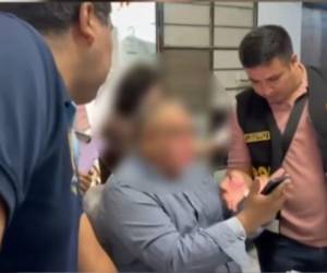 Al momento del allanamiento se encontraron armas, pasaportes falsos, tarjetas de banco y otras evidencias.