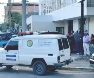 Autoridades de Medicina Forense realizaron el levantamiento del cadáver de Henry Orlando Hernández en la clínica privada donde murió minutos después de su ingreso.