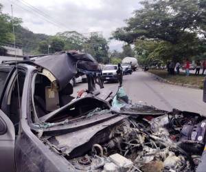 Por el fuerte impacto, el vehículo quedó totalmente destruido.