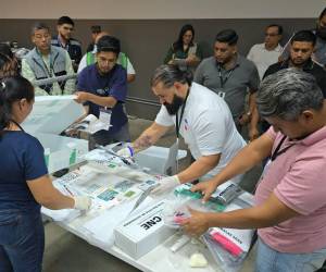 El escrutinio especial inició el jueves a eso de las 5:00 de la tarde. En total, los miembros de las Juntas Receptoras de Votos revisarán2,792 actas.