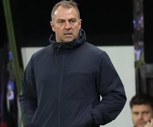 Hansi Flick advierte que en casa quieren ser mejor ante Newcastle.