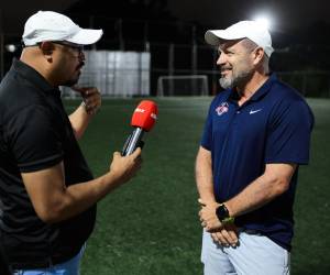El periodista Kelvin Coello entrevistando al exjugador de Costa Rica, Rolando Fonseca.