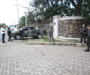 Miembros de la Guardia de Honor Presidencial resguardan la entrada a la residencia del presidente electo Nasry Juan Asfura Zablah.