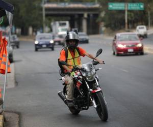 La vocera de la DNVT confirmó que aún no existe una fecha definida para aplicar sanciones, mientras continúa la socialización del uso obligatorio del chaleco.