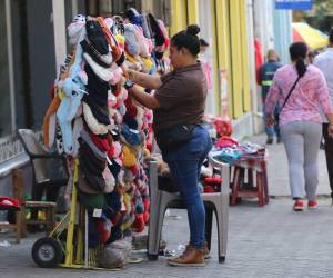 Los comerciantes informales esperan con ilusión las festividades de fin de año 2025 para registrar mejores ingresos producto de la actividad comercial de la temporada.