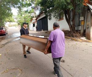 Los familiares llegaron la mañana de este domingo a identificar y reclamar el cuerpo de Mario Domingo Galindo Rodríguez de 48 años quien fue asesinado con arma blanca en el parque central de la capital.