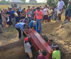 Los sentimientos que reinan entre los pobladores de la aldea Rigores en el Aguán, Trujillo, son de indignación y miedo, también hay un clamor generalizado para que la justicia alcance a los responsables del asesinato a tiros de los 20 personas, entre ellos mujeres y menores de edad. Hoy la comunidad tiene miedo de ser los próximos muertos.