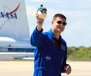 ‘Rise’ representa a la Luna con una gorra de béisbol que tiene el dibujo de la Tierra en su parte principal y las estrellas y las galaxias en la visera.