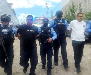 Los dos sospechosos de pertenecer a la Pandilla 18, cuando eran trasladados a las instalaciones de la DAET, en la capital.