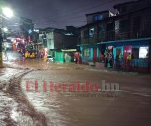 La copiosa tormenta provocó el desbordamiento de una quebrada en el Barrio Morazán.