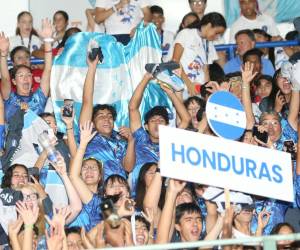 Muchos hondureños estuvieron apoyando en la Villa Olímpica de la capital.