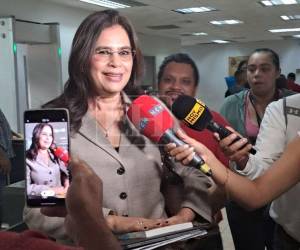 La subcoordinadora de Libre, Rixi Moncada, llegó a los juzgados como defensora legal del dirigente Melvin Cevallos, sosteniendo que su correligionario es inocente de las imputaciones por delitos electorales. Más detalles a continuación.