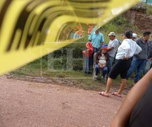 El cuerpo de la víctima quedó tendido en medio de una calle de tierra junto a las piedras usadas como arma.