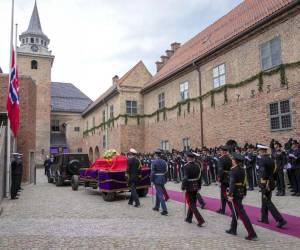 A esta ceremonia, posterior al funeral nacional en la Catedral de Oslo, asistieron los miembros de la familia real de Noruega y otras casas reales.