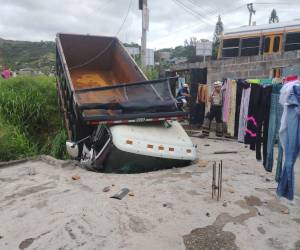 El conductor de la unidad fue rescatado por los bomberos, porque estaba atrapado en la cabina.