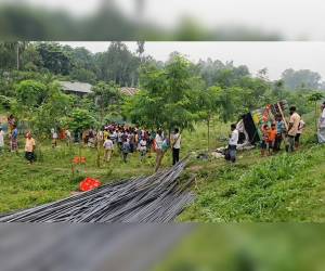 El camión, que transportaba una carga de barras metálicas desde Daca, se dirigía hacia el norte de Bengala y se accidentó en el distrito de Tangail, a unos 90 kilómetros de la capital.