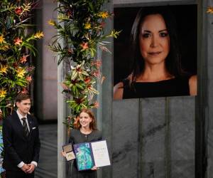 Un gran retrato de María Corina Machado adornó el Ayuntamiento de Oslo, donde su hija recibió el Premio Nobel de la Paz, ante la ausencia de su madre y de confirmar que tras más de un año en la clandestinidad se reunirían en Oslo.
