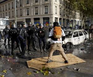 Las fuerzas del orden de Francia anunciaron la detención de 400 personas este sábado por su presunta participación en actos de violencia durante una jornada de protestas sociales que movilizó a cientos de miles de ciudadanos en distintas ciudades del país.