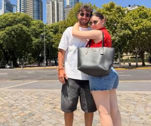 El delantero argentino Agustín Auzmendi atraviesa un gran momento tanto en lo profesional como en lo personal junto a la hondureña Cecilia García.