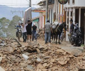 No hay ninguna calle del municipio de El Cairo, ubicado en la cima de una montaña de la Cordillera Occidental colombiana, que no tenga viviendas destruidas por el terremoto del lunes pasado 10 de agosto, pese a lo cual sus habitantes, en medio de la tristeza, se resisten a perder la esperanza.