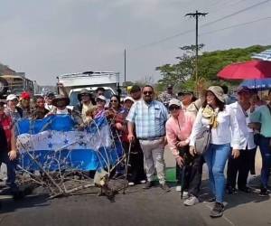Los maestros han realizado acciones de protesta con toma de carreteras en diferentes sectores del país en demanda del cumplimiento de los acuerdos con las autoridades para que les cancelen los salarios.