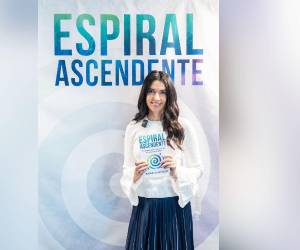 Pamela Ayuso presentó de manera física su nuevo libro Espiral ascendente, que a dos semanas de su lanzamiento digital, alcanzó en la categoría de betseller en Amazon.