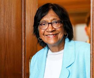 Navi Pillay, jurista sudafricana de origen tamil, ha dedicado su trayectoria a la defensa de los derechos humanos y la búsqueda de justicia frente a crímenes internacionales. Su labor abarca desde la lucha contra el apartheid en Sudáfrica hasta su participación en procesos relacionados con el genocidio de Ruanda y las violaciones de derechos humanos en Gaza.