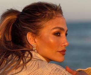 El entorno más cercano a Jennifer López intenta descifrar el rumbo que ha tomado la artista tras una intervención estética, observando señales sobre una posible dependencia a nuevas tentaciones quirúrgicas.