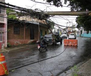 El poste cayó desde el lunes a medio día. Pobladores piden a las autoridades solucionar la problemática