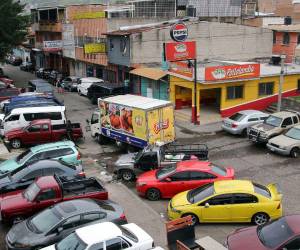 El acceso a la colonia Centroamérica Oeste, en la capital, se ha convertido en un problema diario para conductores y peatones debido a la gran cantidad de vehículos mal estacionados, una situación denunciada por los propios vecinos y constatada por EL HERALDO durante un recorrido por la zona.