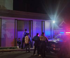 La policía vela para que se cumpla las horas de cierres.